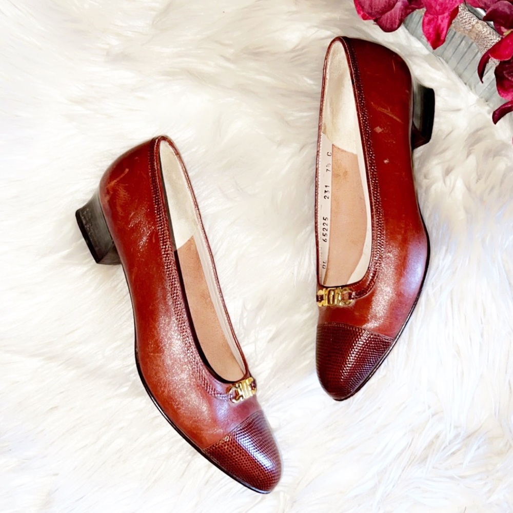 Vintage Ferragamo kitten heels - Picture 2 of 7